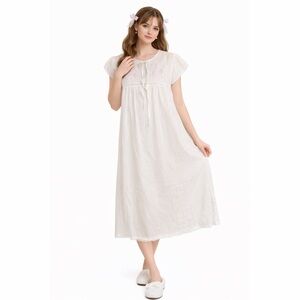 Barbizon x Vintage 70s Lightweight Floral Embroidered Nightgown